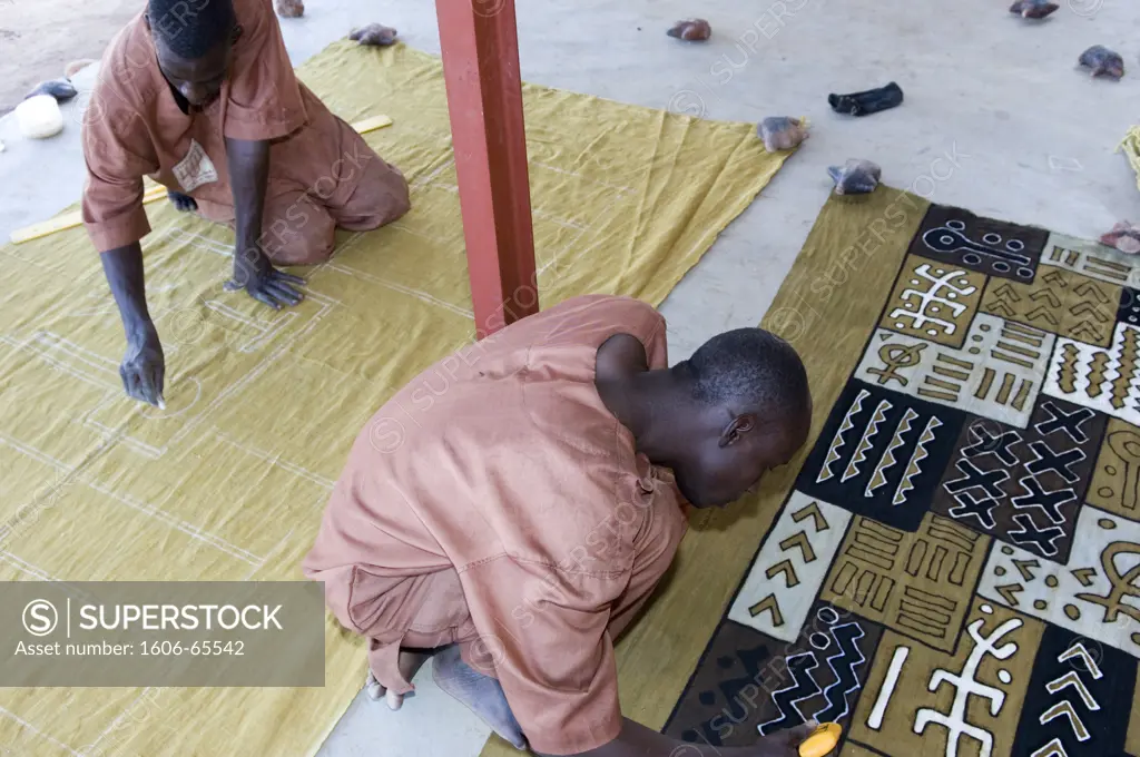 Africa, Mali, Segou city, N'Tomo Institute of bogolan, men drawing on cloth
