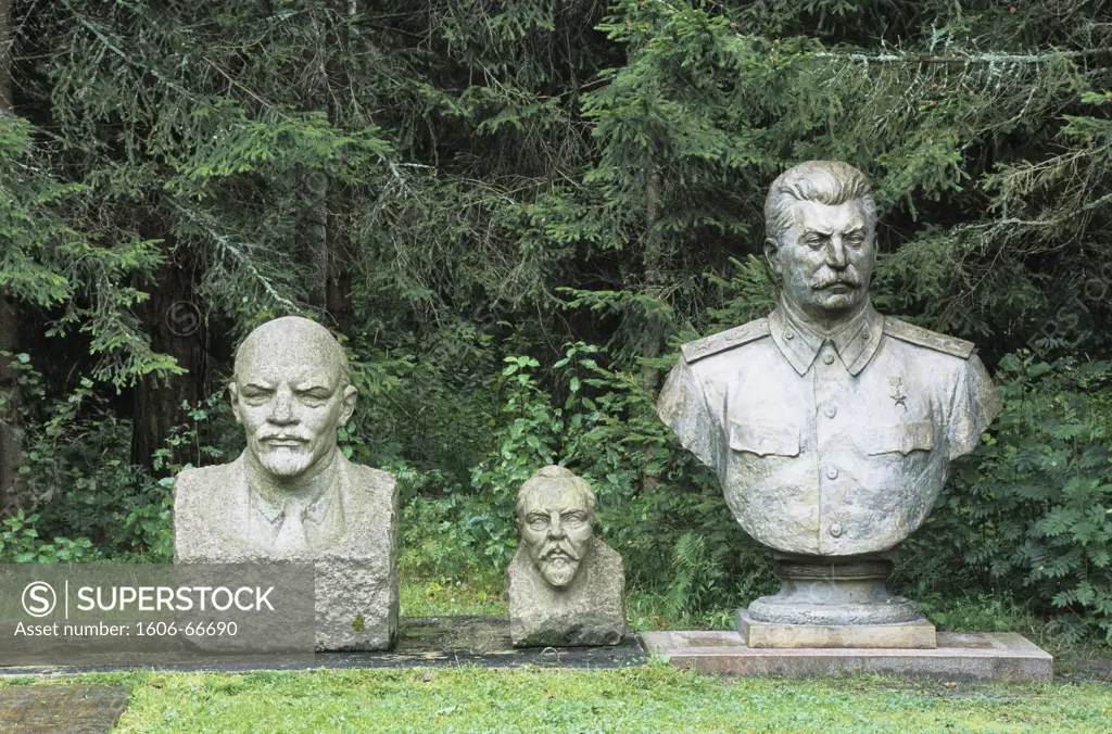 Lithuania, Grutas park, near Druskininkai, statues of communist heroes (Lenin, Stalin)