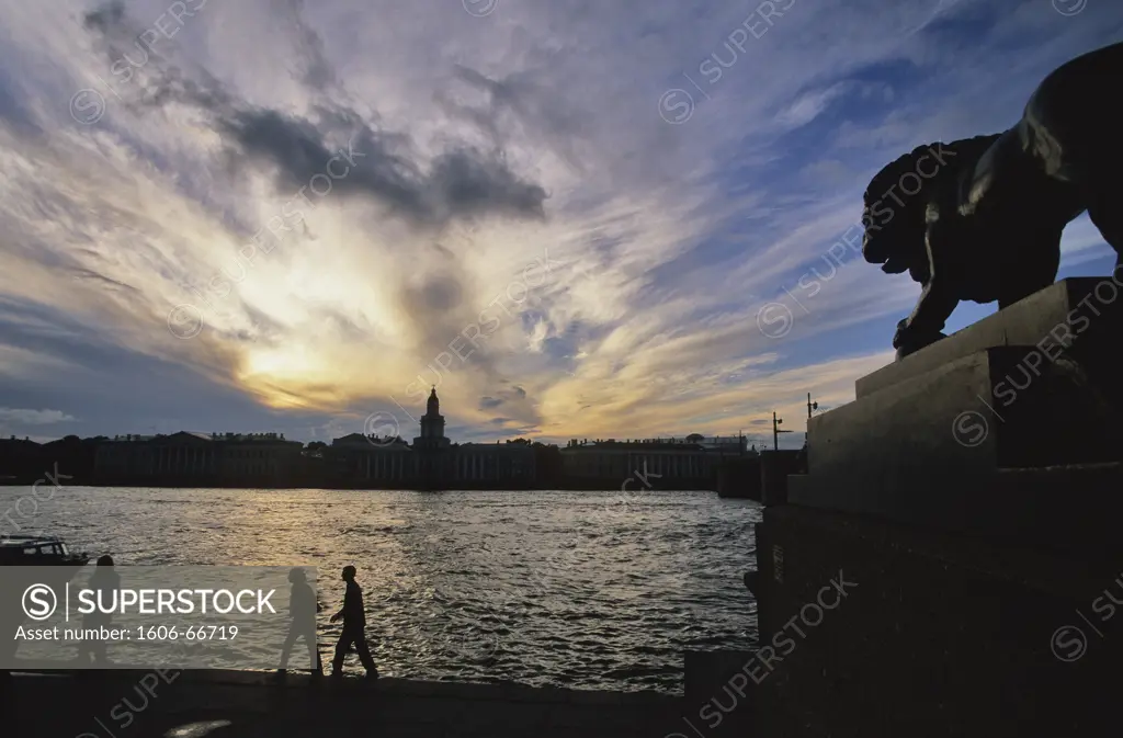 Russia, Saint Petersburg, Neva river at dusk