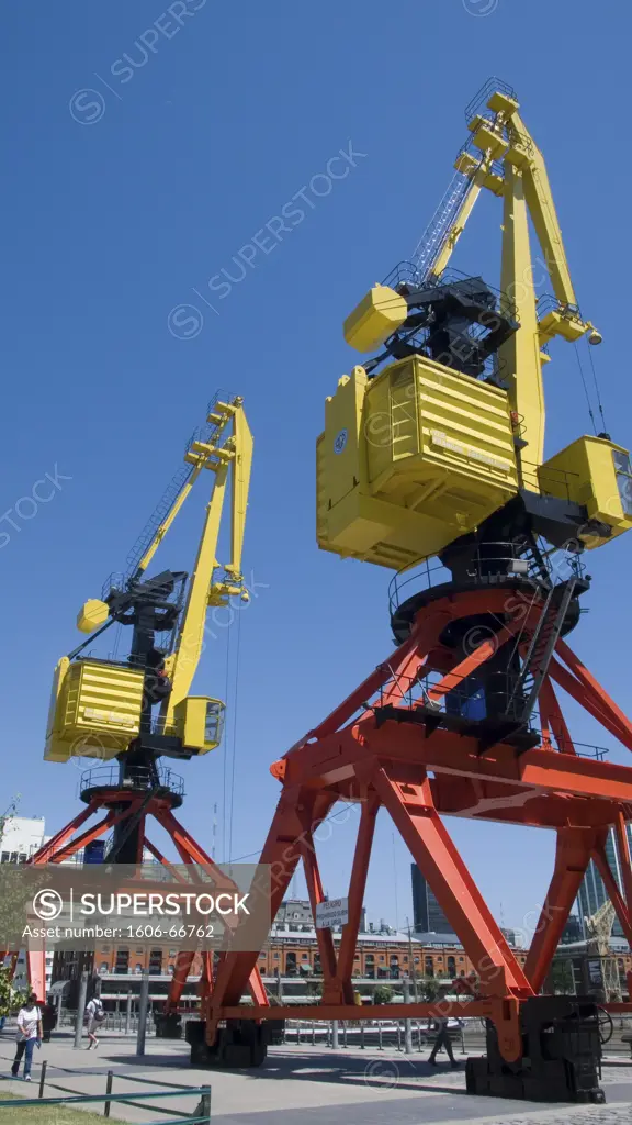 Buenos-Aires, grues désafectées. Port de "Puerto-Madero"