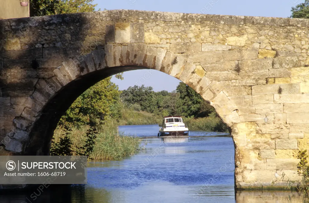 france, Languedoc-Roussillon, Aude, Argeliers area, Pigasse bridge and Canal du Midi (Unesco world heritage)