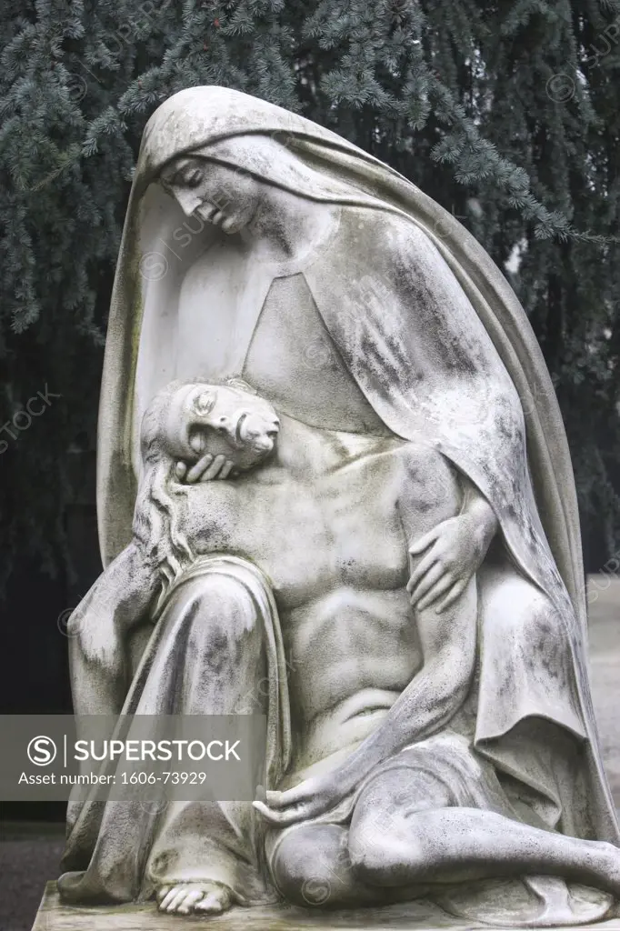 Italia, Lombardie, Milan, Milano monumental cemetery : Pieta