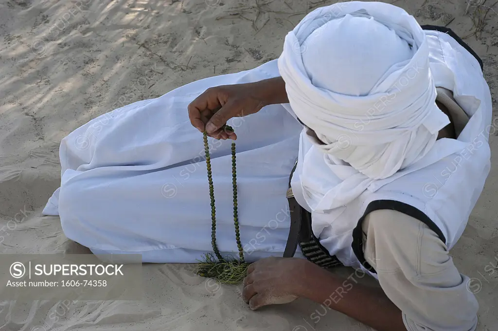 Tunisie, Kebili, Bedouin with prayer beads