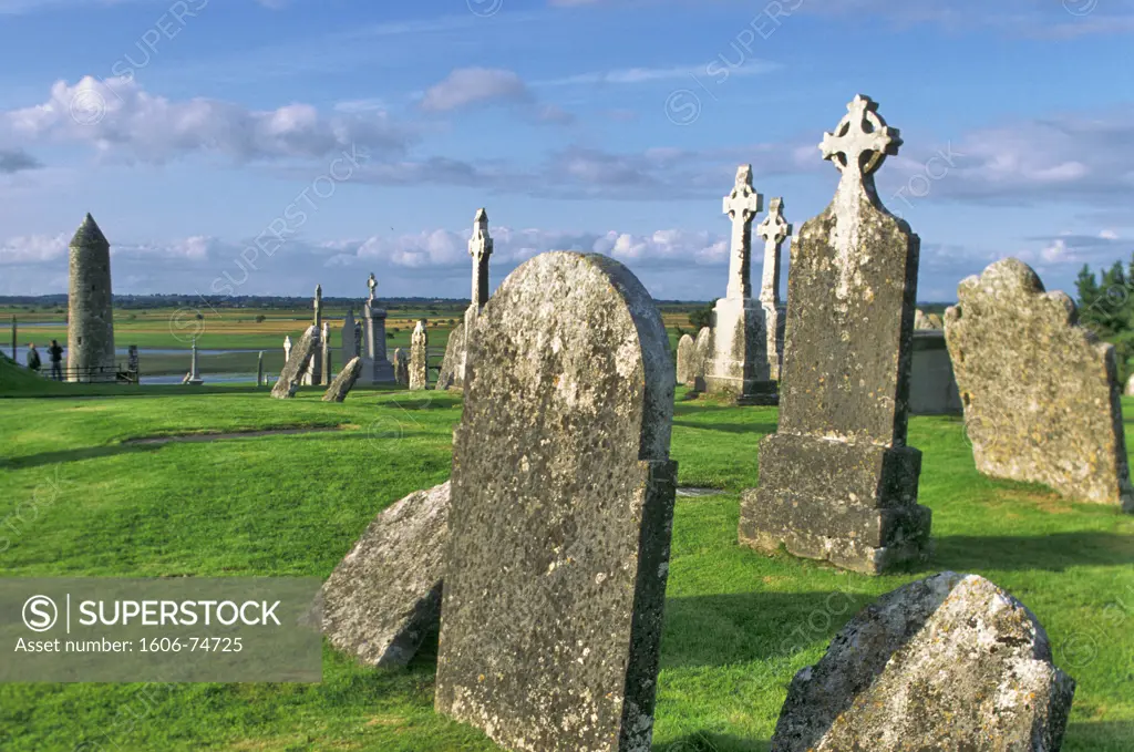 Eire, County Offaly, Clonmacnoise monastery, graves, river Shannon in background