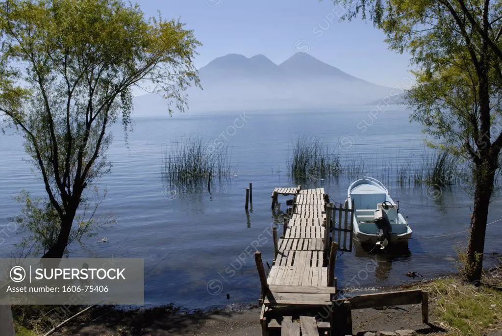 Guatemala, Atitlàn lake, footbridge, San Pedro volcano in the back