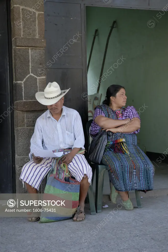Guatemala, Santiago de Atitlàn, couple in the street