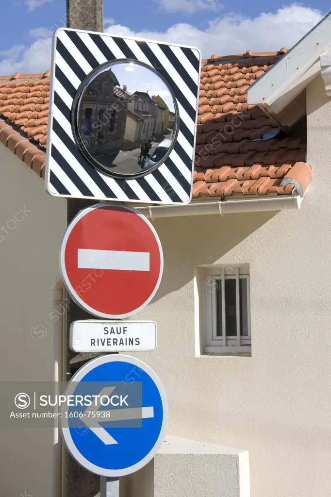 France, Pays de la Loire, Loire-Atlantique, street signs and miror