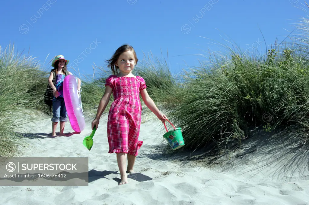 France, Languedoc, Hérault, Montpellier, 2 little girls going to the beach