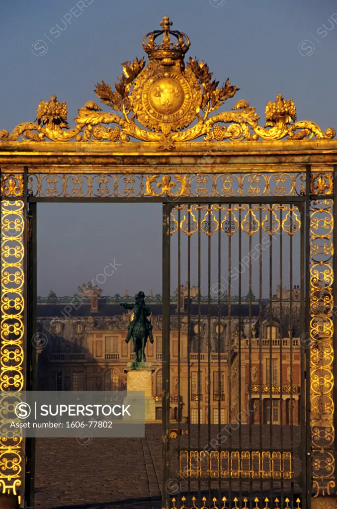 France, Ile de France, Yvelines, Versailles, Louis XIV king castle, gate