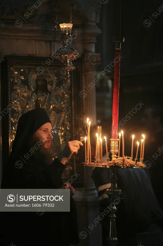 Grèce, Mont Athos, Orthodox monk in Aghiou Pavlou monastery church on Mount Athos
