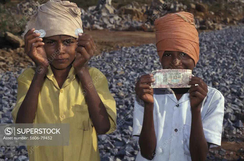 Inde, Haryana, Child workers showing their earnings