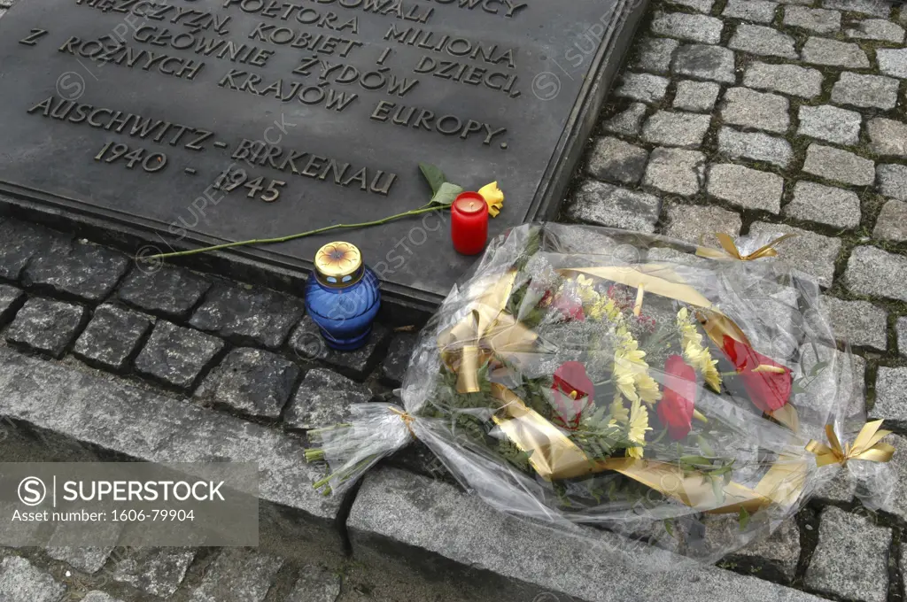 Pologne, Birkenau, Flowers and candles on a memorial stone in Birkenau extermination camp