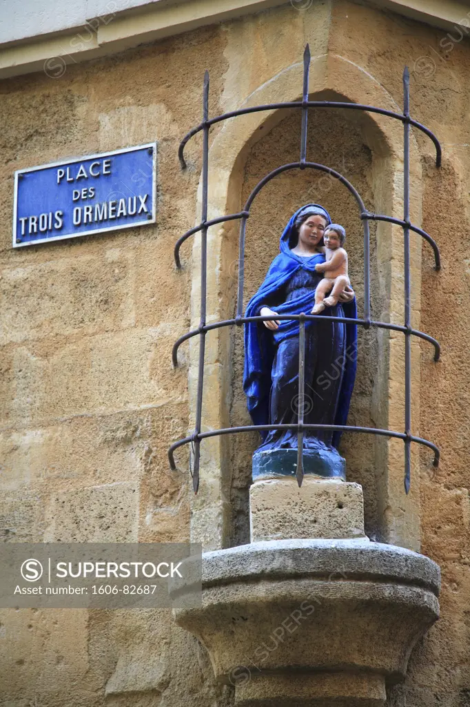 France, Provence, Aix en Provence, statue, architecture detail