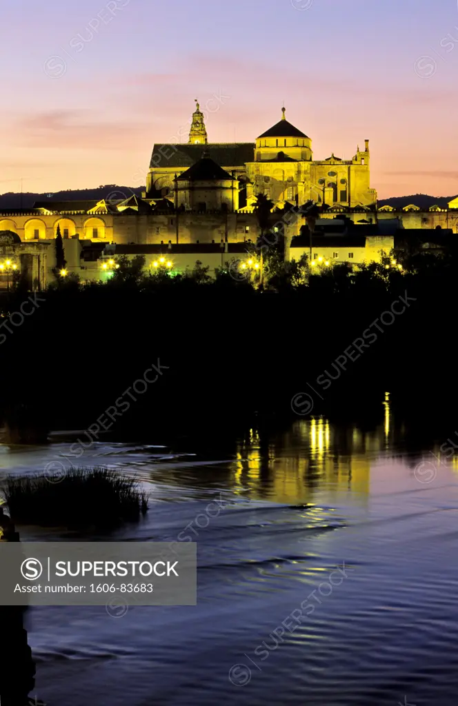 Spain, Andalusia, Cordoue, Mezquita Cathedral and Guadalquivir on the foreground