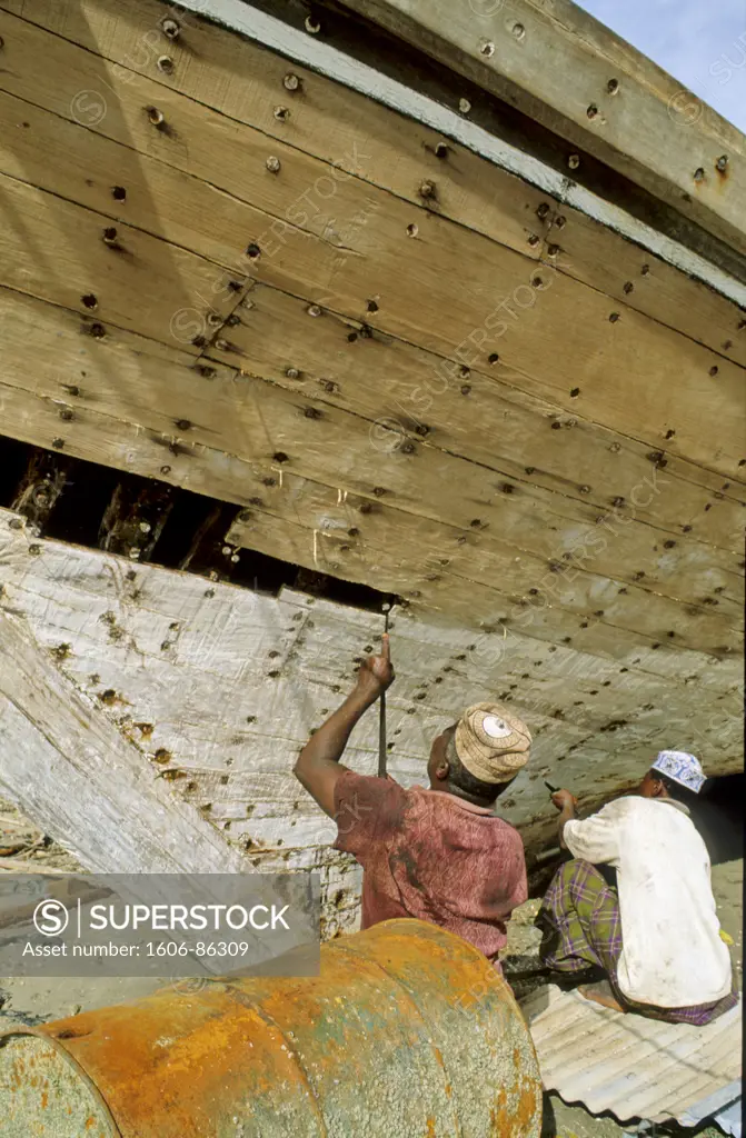 Sultanate of Oman, harbour of Sur, a fishermen's town on the Arabian sea, dhow under construction