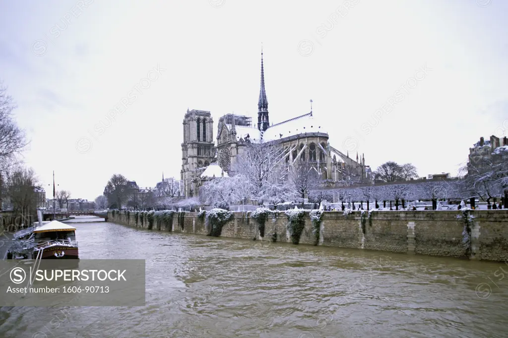 France, Paris, river Seine in winter, Notre Dame cathedral