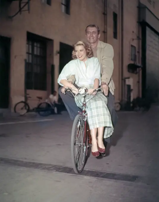 On the set, Grace kelly and James Stewart , Rear Window , 1954 réalisé par Alfred Hitchcock Paramount Pictures