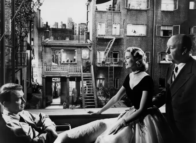 On the set, Grace Kelly between James Stewart and Alfred Hitchcock , Rear Window , 1954 réalisé par Alfred Hitchcock Paramount Pictures