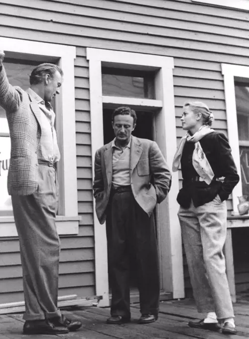 On the set, Gary Cooper and Grace Kelly with the director, Fred Zinnemann , High Noon , 1952 directed by Fred Zinnemann United Artists