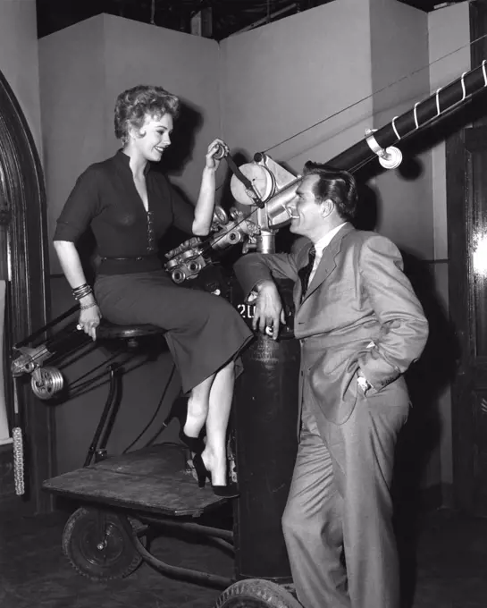 On the set, Kim Novak and Phil Carey , Pushover , 1954 directed by Richard Quine Columbia Pictures