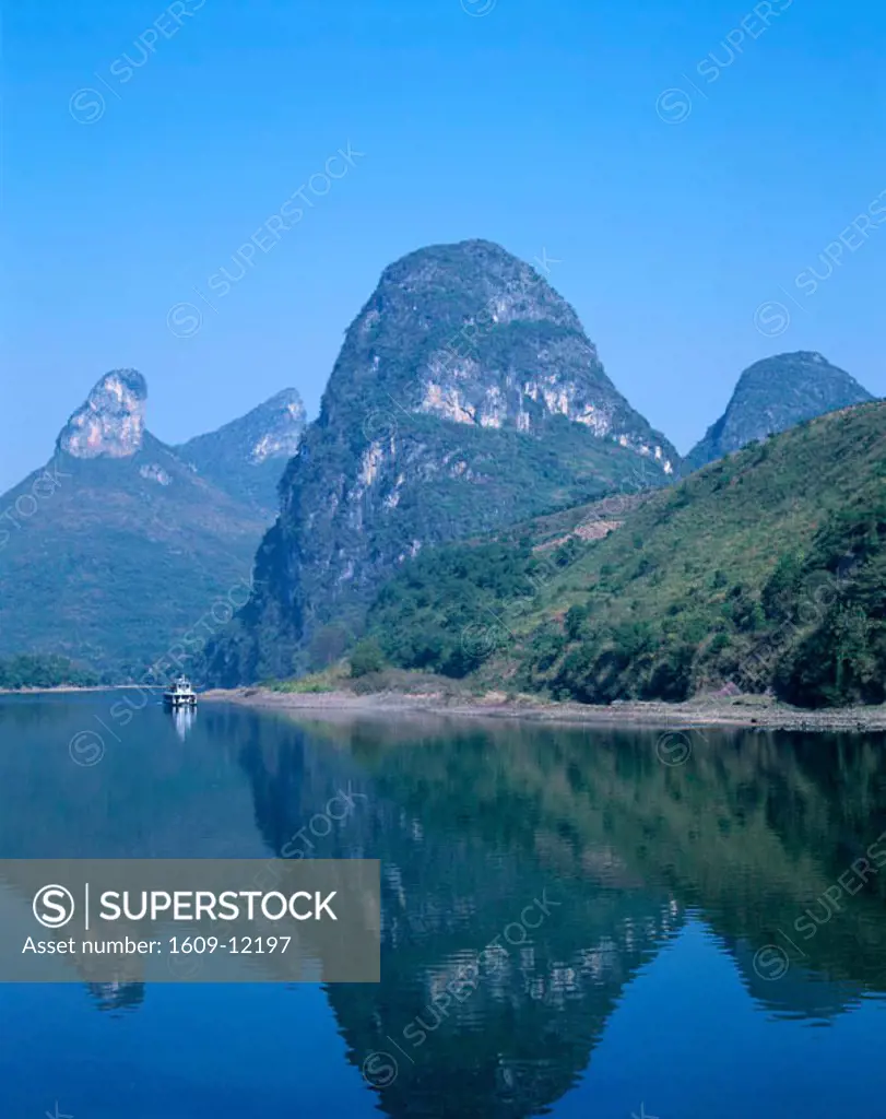 Li River / Typical Scenery / Limestone Mountains & Tour Boat, Guilin / Yangshou, Guangxi Province, China