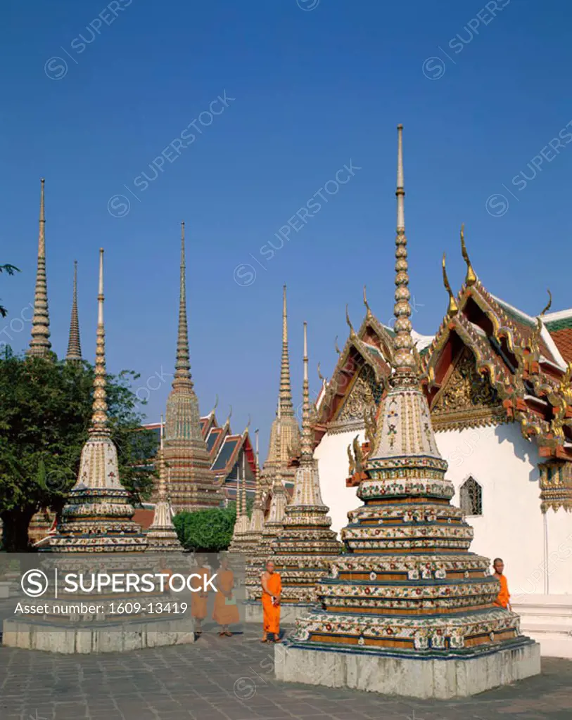 Wat Pho / Chedis / Monks, Bangkok, Thailand