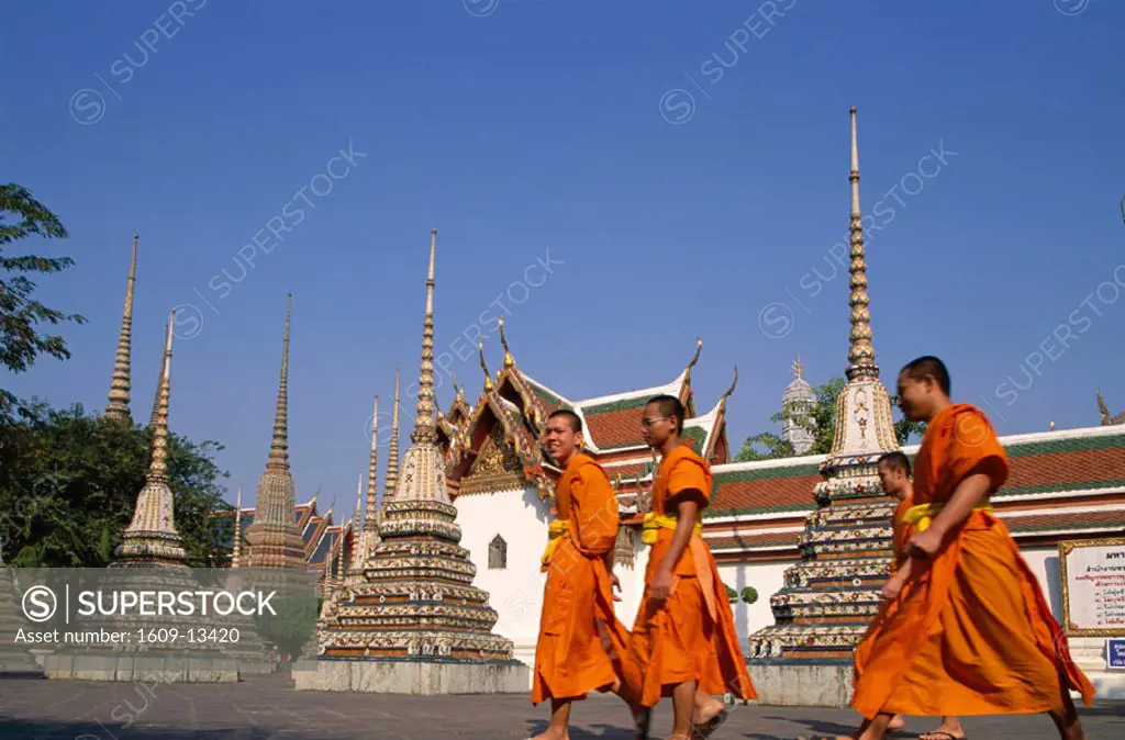 Wat Pho / Chedis / Monks, Bangkok, Thailand