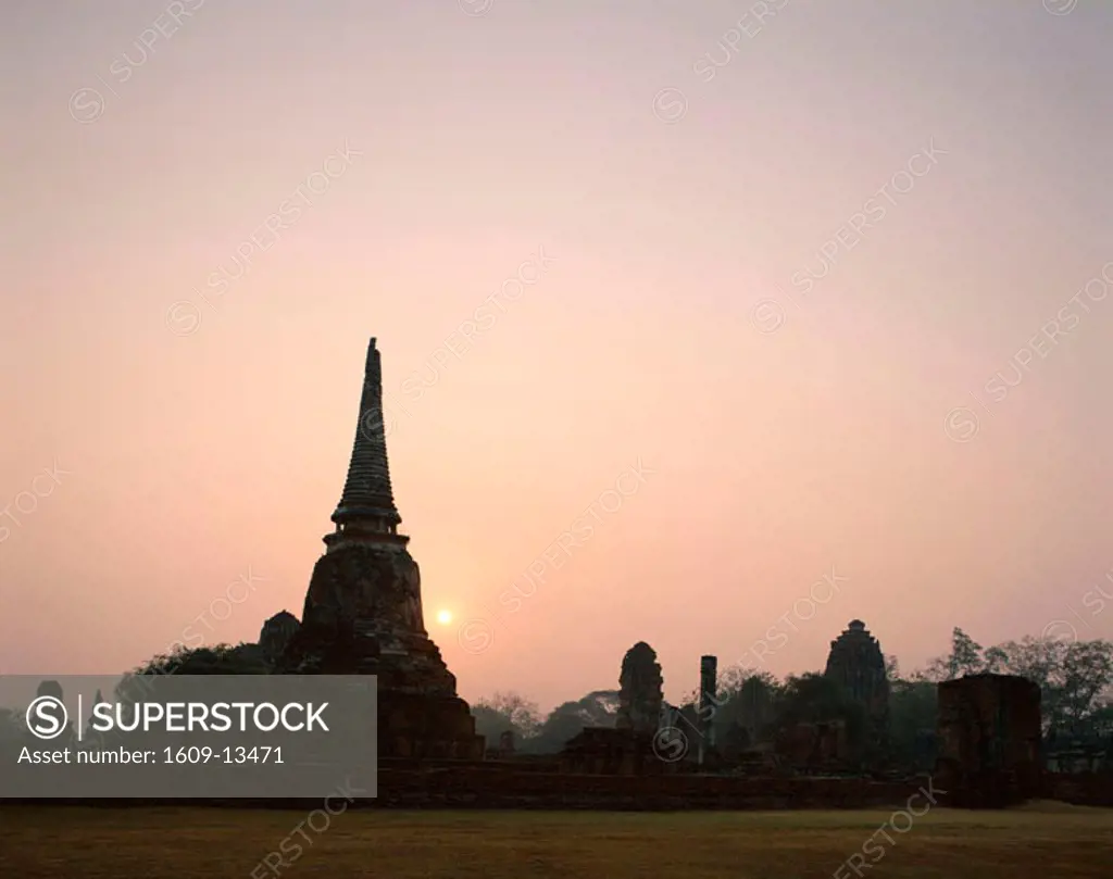 Wat Mahathat / Sunrise, Ayutthaya, Thailand