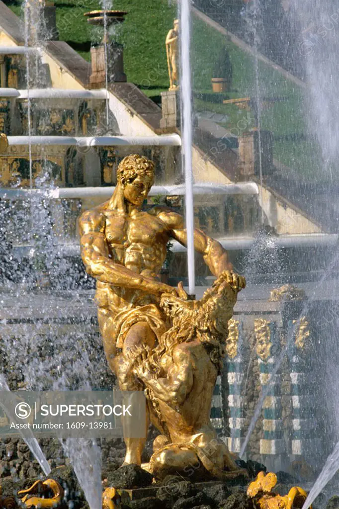 Peterhof Palace (Petrodvorets Palace) / The Great Palace / Samson Fountain, St.Petersburg, Russia