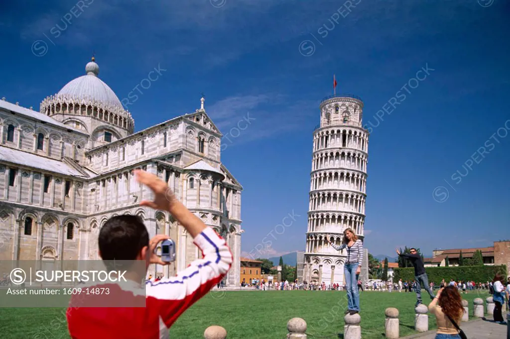 Campo dei Miracoli / Tourists at the Leaning Tower, Pisa, Tuscany (Toscana), Italy