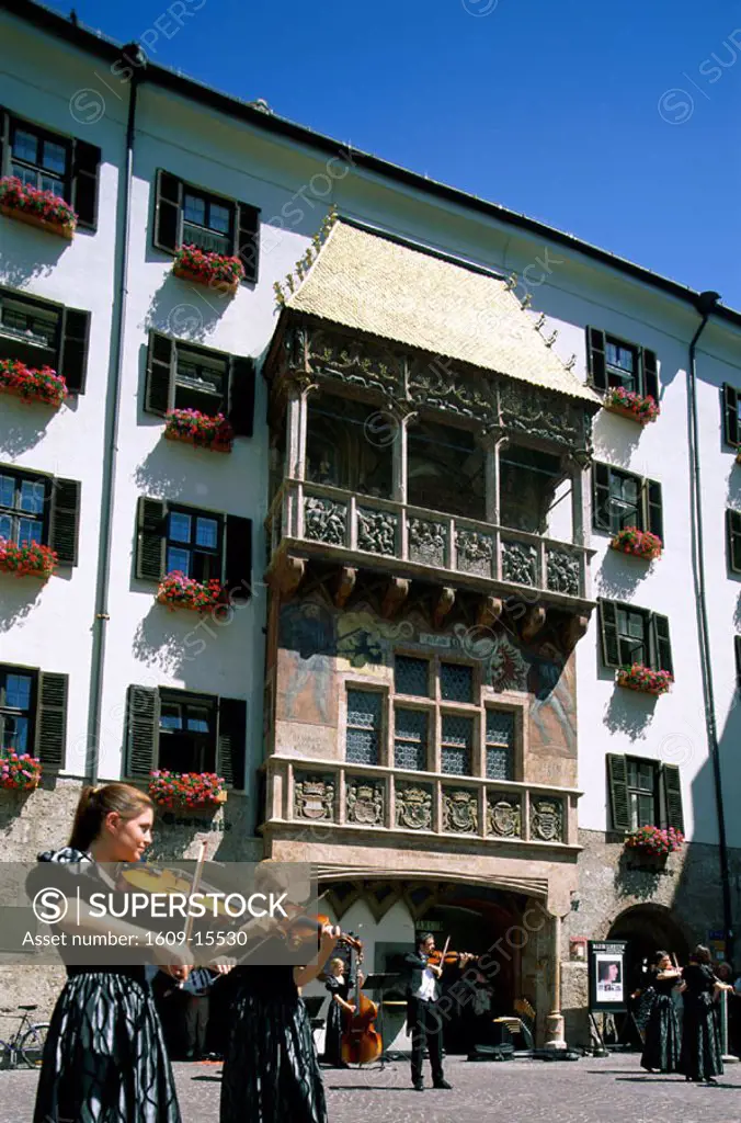 Old Town (Altstadt) / Golden Roof (Goldenes Dachl) / Musicians Playing Classical Music, Innsbruck, Tirol (Tyrol), Austria