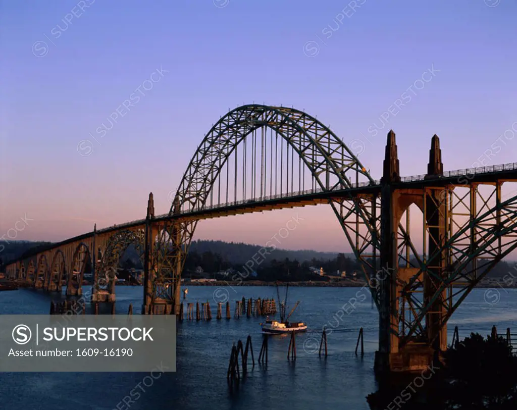 Oregon Coast / Yaquina Bay Bridge, Newport, Oregon, USA