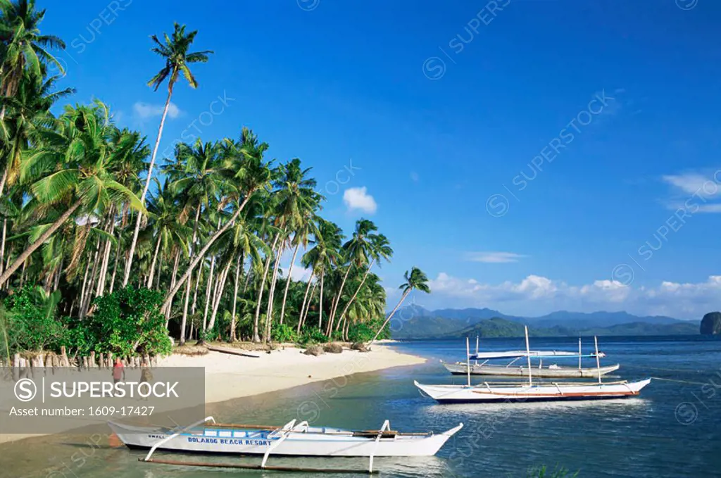 Philippines, Palawan, Bascuit Bay, El Nido, Couple Walking on Tropical Beach