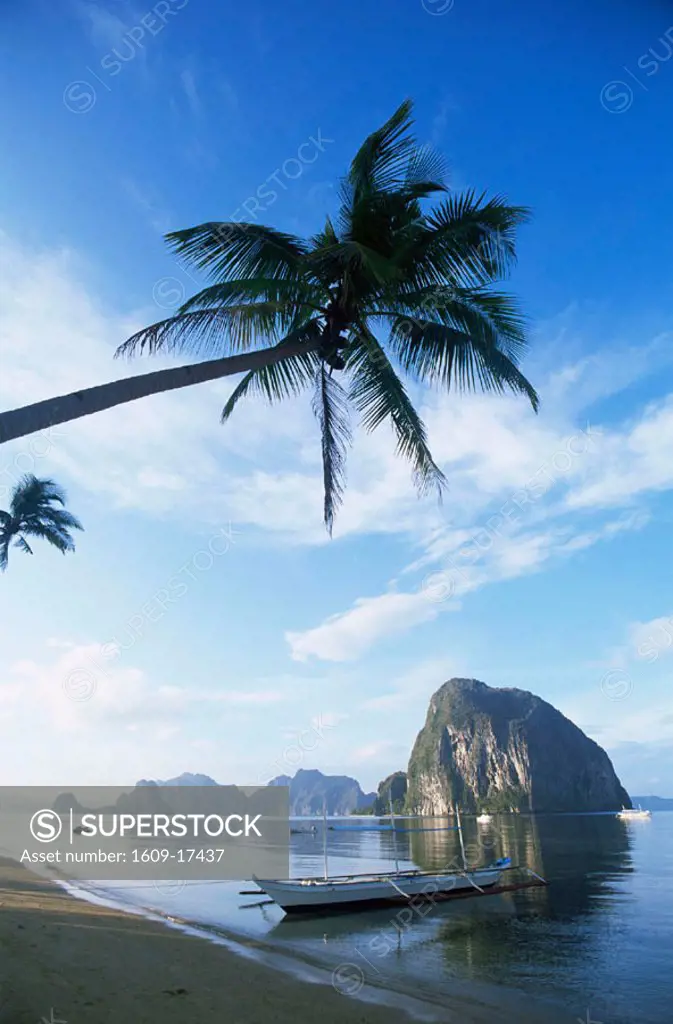 Philippines, Palawan, Bascuit Bay, El Nido, Outriggers on Tropical Beach