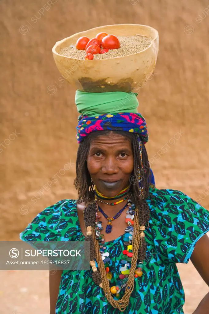 Woman in market, Segou, Segoukoro (old Segou), Mali