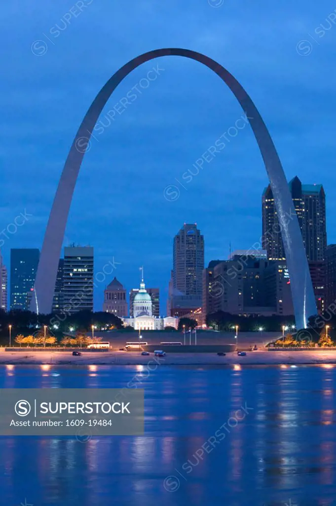 Old Courthouse & Gateway Arch, St. Louis, Missouri, USA