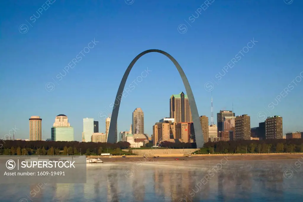 Old Courthouse & Gateway Arch, St. Louis, Missouri, USA