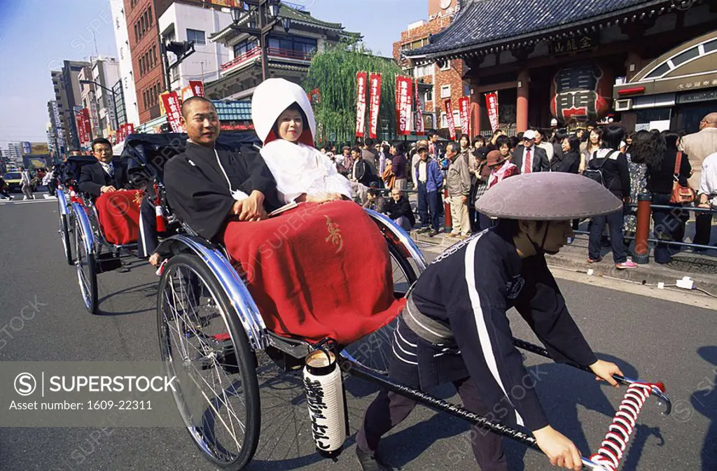 Japan, Tokyo, Asakusa, Wedding Couple in Rickshaw