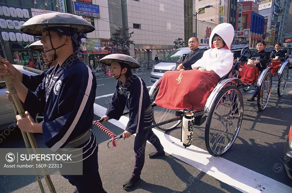 Japan, Tokyo, Asakusa, Wedding Couple in Rickshaw