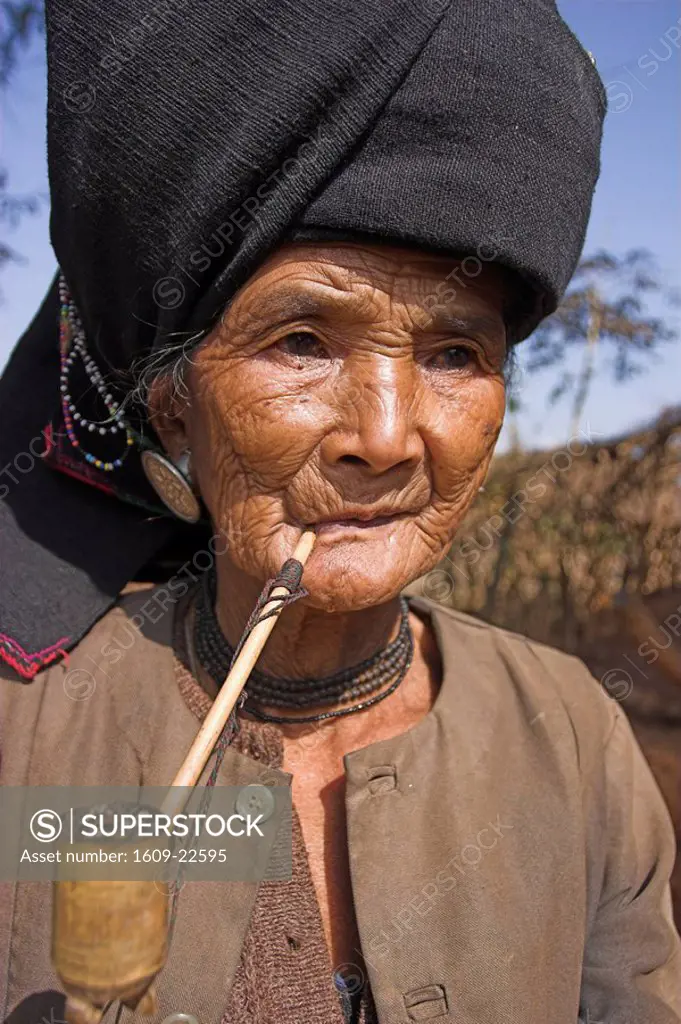 Myanmar, Shan state, Kengtung Kyaing Tong, Wan Sai Vilage Aku tribe, lady smoking wooden pipe
