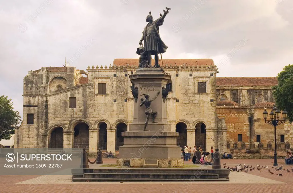 Cathedral & Christopher Columbus Statue, Parque Colon, Santo Domingo, Dominican Republic