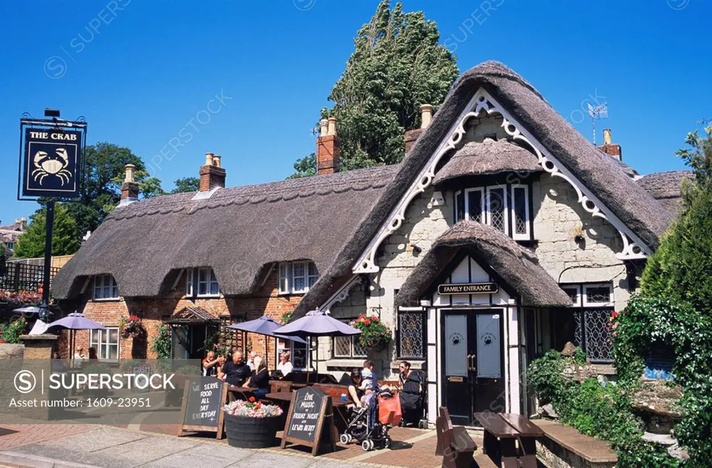England, Hampshire, Isle of Wight, Shanklin Village, Outdoor Pub Scene