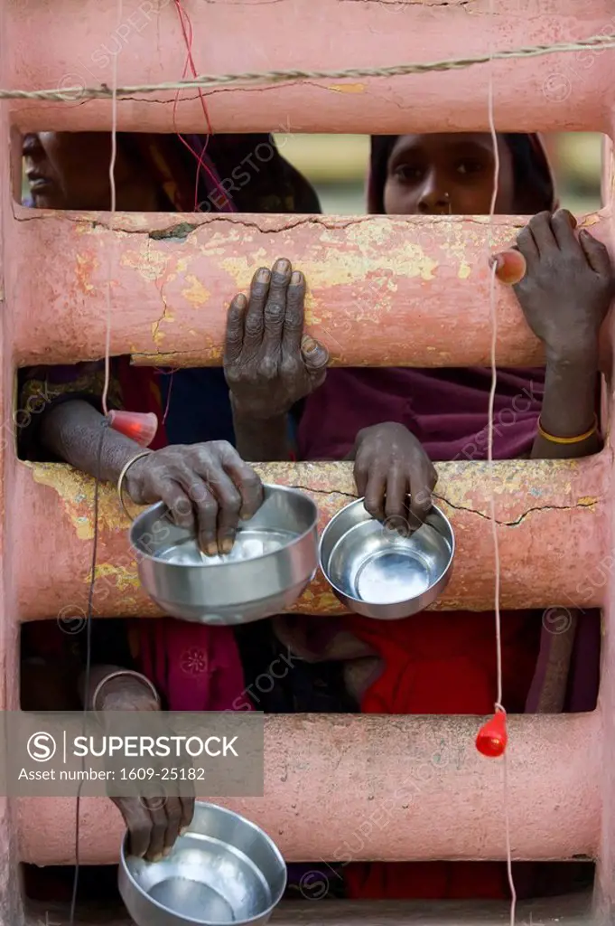 Beggars at Bodh Gaya temple, nr Gaya, Bihar, India