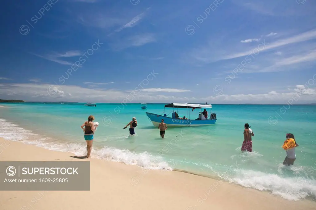 Panama, Bocas del Toro Province, Zapatillas Iland Cayes Zapatillas, Tourists wading out to boat