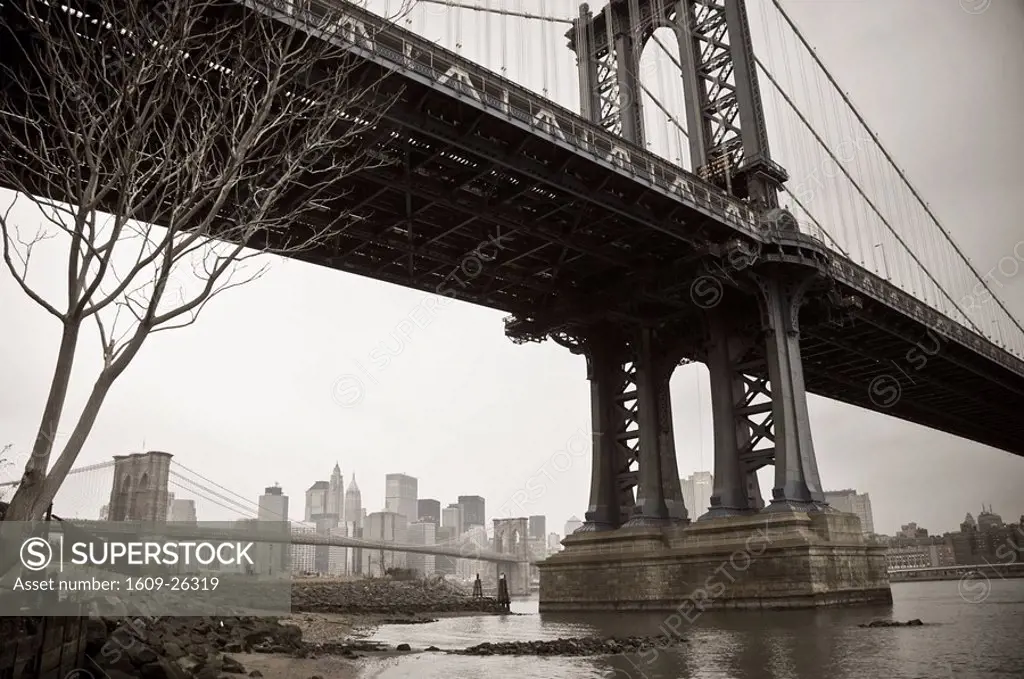 USA, New York City, Manhattan Bridge and Brooklyn Bridge