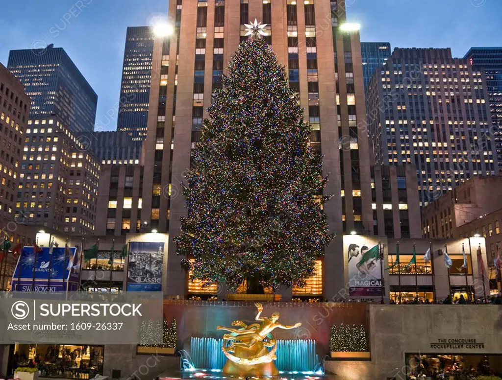 USA, New York City, Manhattan, Rockefeller Plaza Icerink and Christmas Tree