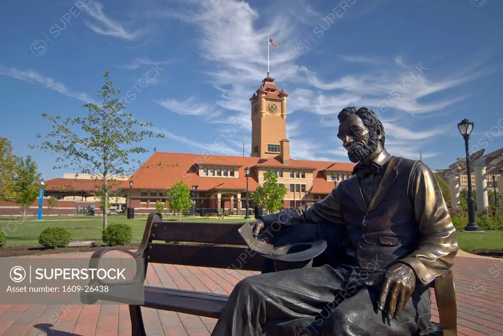 USA, Illinois, Springfield, Union Station Square, Abraham Lincoln Statue by Mark Lundeen