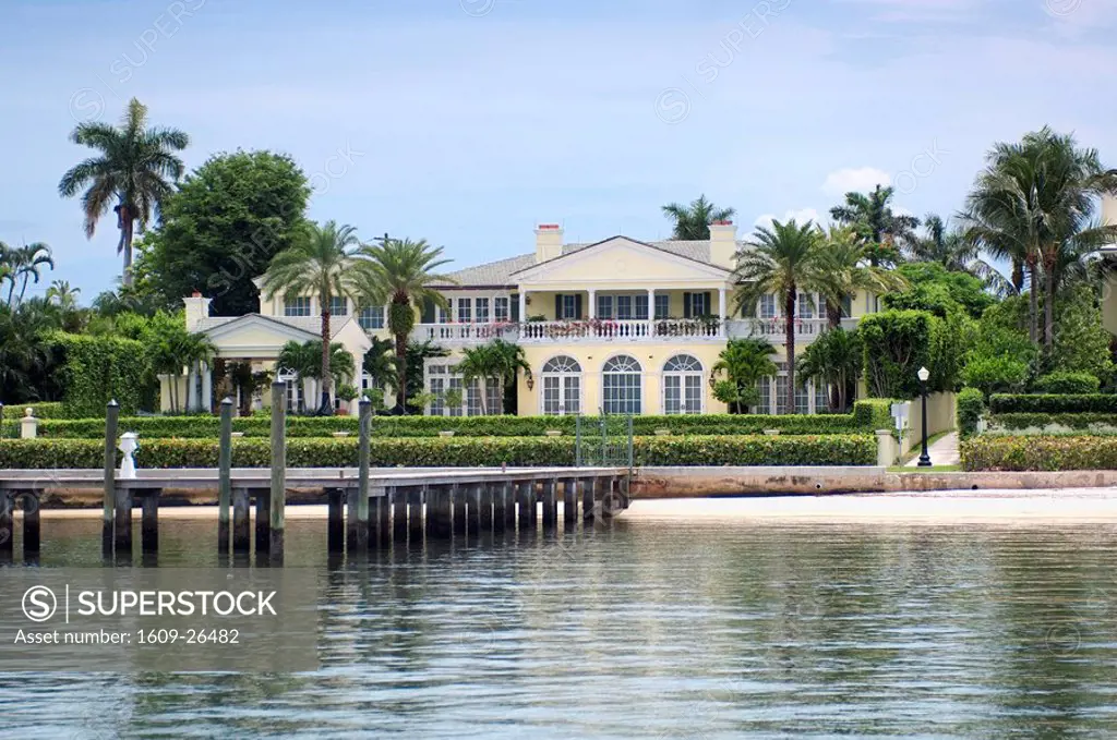 Mansions on the Intercoastal Waterway in Palm Beach, Florida, USA