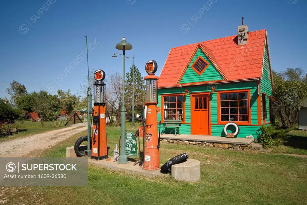 USA, Missouri, Route 66, near Carthage, ´Red Oak II´, Rescued Route 66 artifacts in part museum, part work of art, part residence