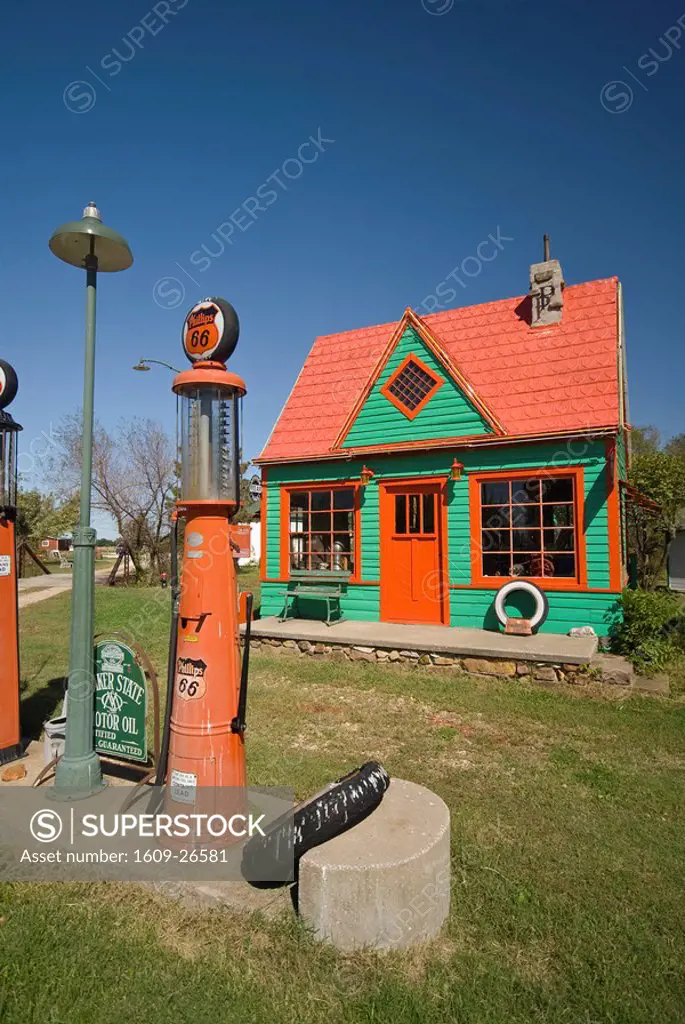 USA, Missouri, Route 66, near Carthage, ´Red Oak II´, Rescued Route 66 artifacts in part museum, part work of art, part residence